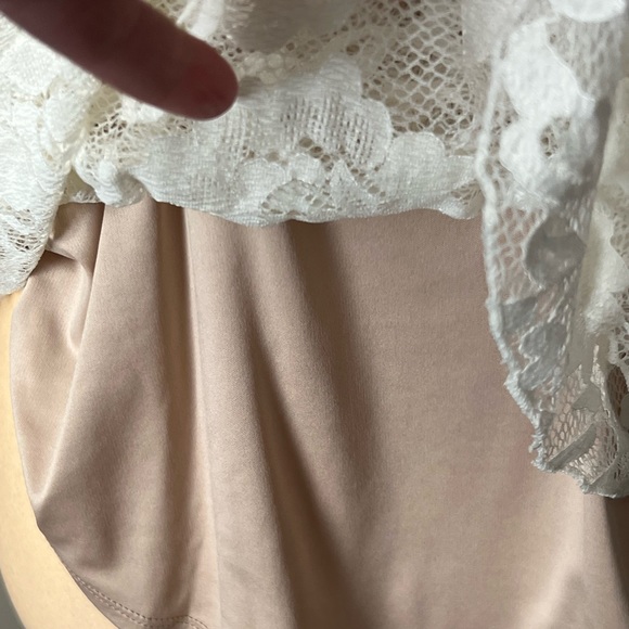 Gorgeous off white lace tank with criss cross front - Picture 6 of 7